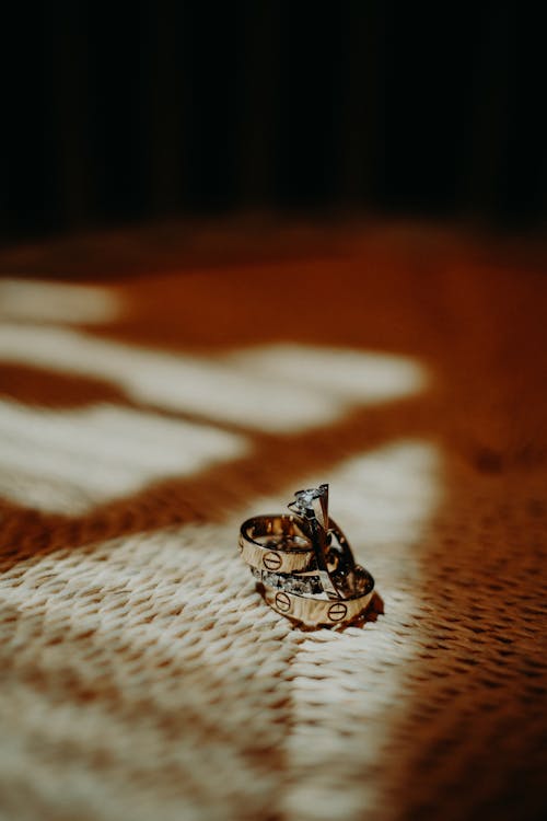 垂直拍攝, 特寫, 結婚戒指 的 免費圖庫相片