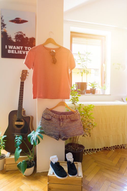 Guitarra Acústica Quadrada Preta Perto De Camisa, Shorts E Sapatos