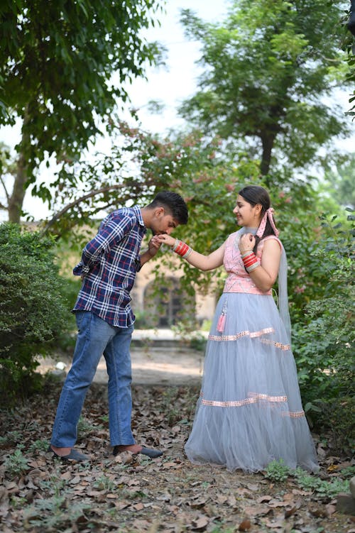 Foto profissional grátis de alegria, amor, ao ar livre