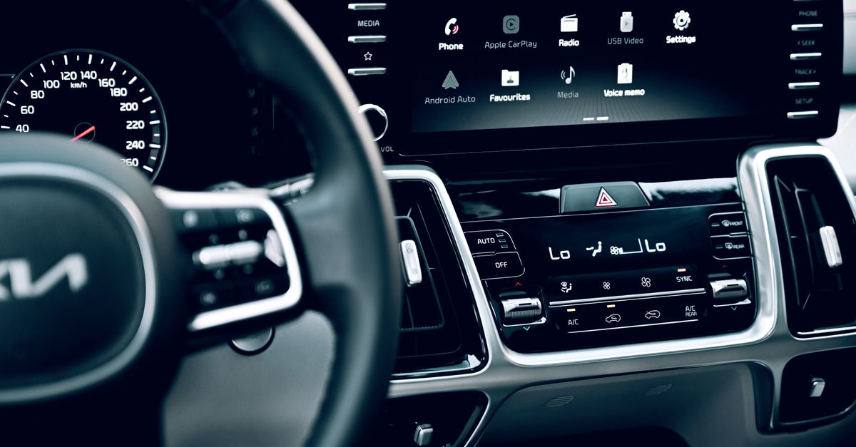 Apple CarPlay Siri screen dashboard iPhone