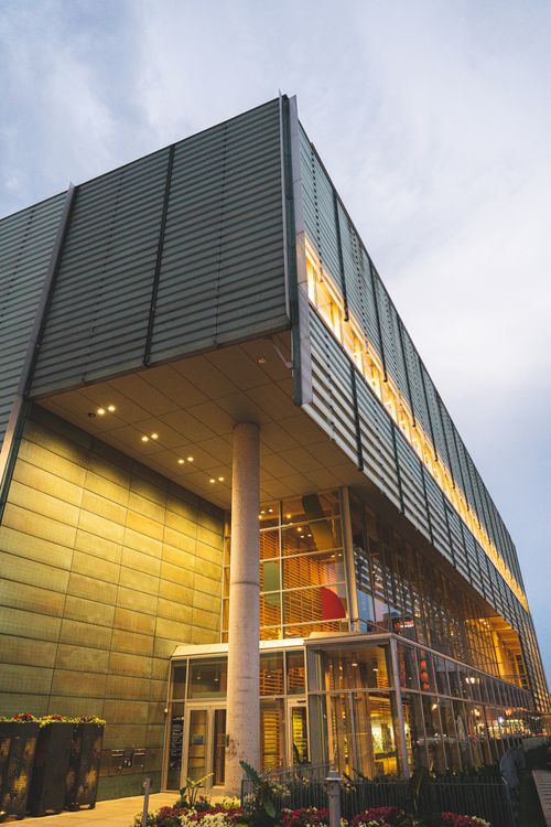 Free Striking view of a modern architectural building facade in Montréal during dusk. Stock Photo