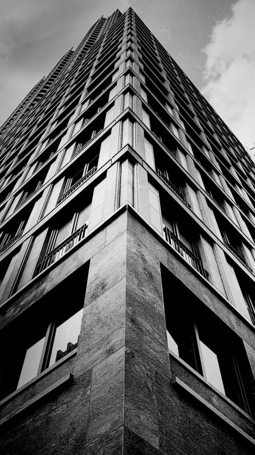 Foto profissional grátis de arranha-céu, construção, escala de cinza
