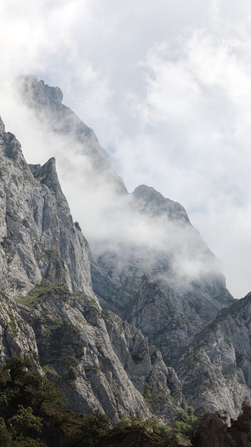 bulutlar, dağlar, dikey atış içeren Ücretsiz stok fotoğraf