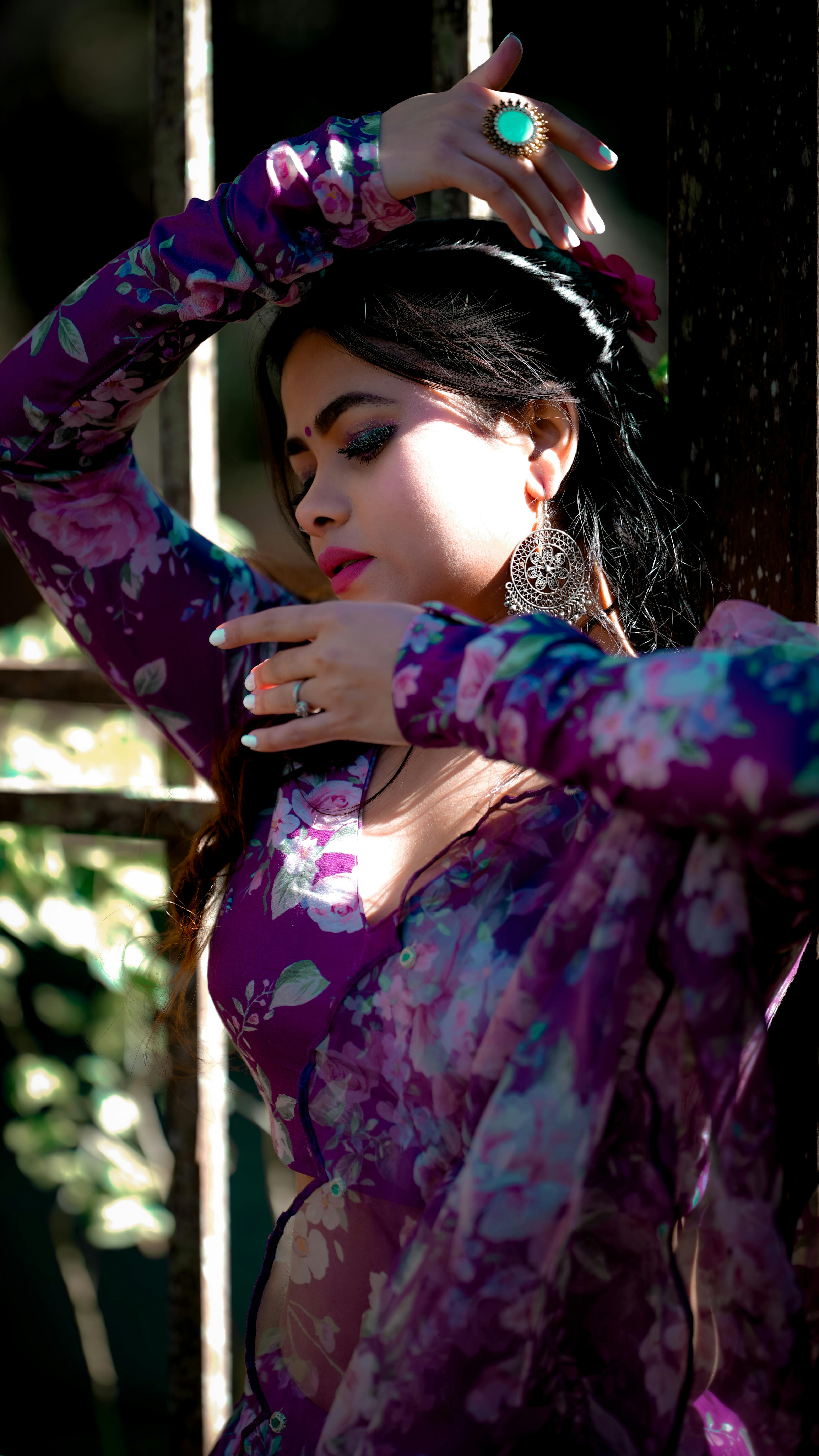 Is it harder for attractive people to date?