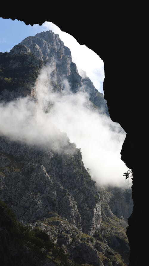 bulut, dağ, dikey atış içeren Ücretsiz stok fotoğraf