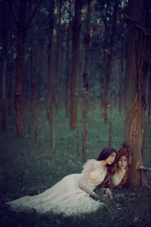 Darmowe zdjęcie z galerii z drzewa, kobiety, las