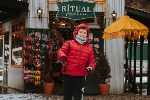 Niño Jugando Con Nieve