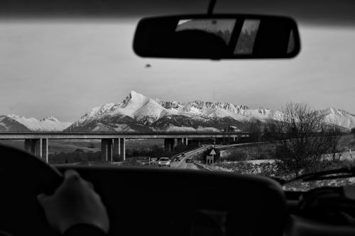 Kostenloses Stock Foto zu autoinnenraum, berge, einfarbig