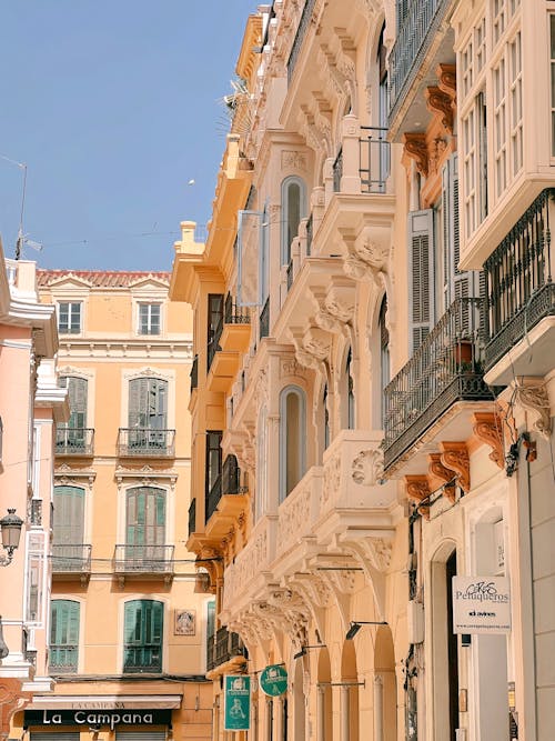 Foto profissional grátis de balcão, branco e amarelo, edifícios