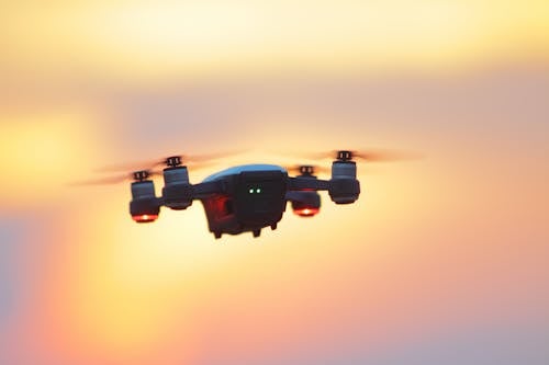 Schwarze Und Graue Dji Mavic Pro Drohne, Die Zur Goldenen Stunde Schwebt