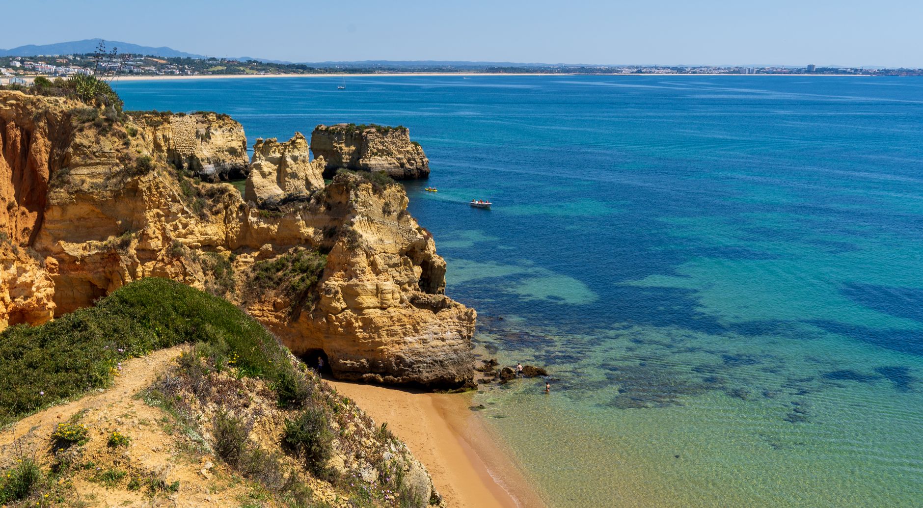 Vereinbarung zwischen Turismo do Algarve und UAlg schafft Stipendien und bringt Studenten dem Sektor näher