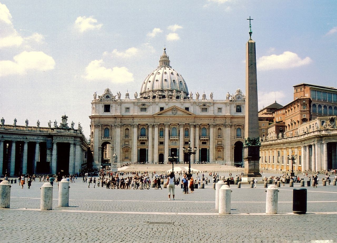 Le pape Léon XIV s’adresse à la foule au Vatican après son opération