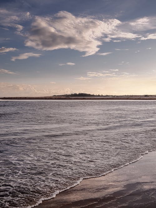 Бесплатное стоковое фото с берег моря, вертикальный выстрел, волны