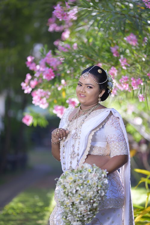 Fotos de stock gratuitas de feliz, kandyan, mujer