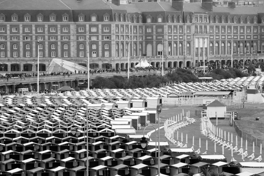 huts-in-city