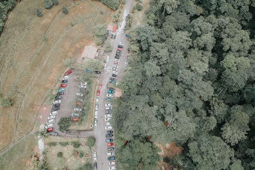 从高空拍摄的照片显示，一辆汽车停在风景优美的森林道路上