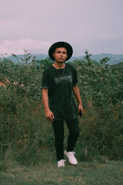 Solmuş siyah tişört, geniş kenarlı şapka; otların patikadan daha uzun olduğu yerlerdeyim.
#kombinönerisi #black #tshirt #hat