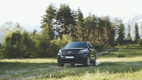 Free Photo of SUV on Dirt Road Stock Photo