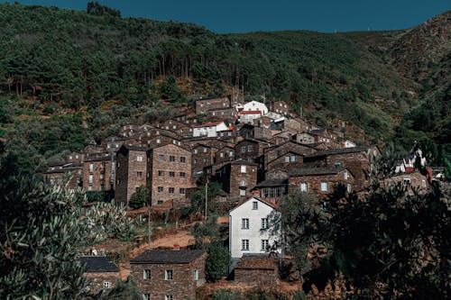 丘陵, 建築, 村庄 的 免费素材图片