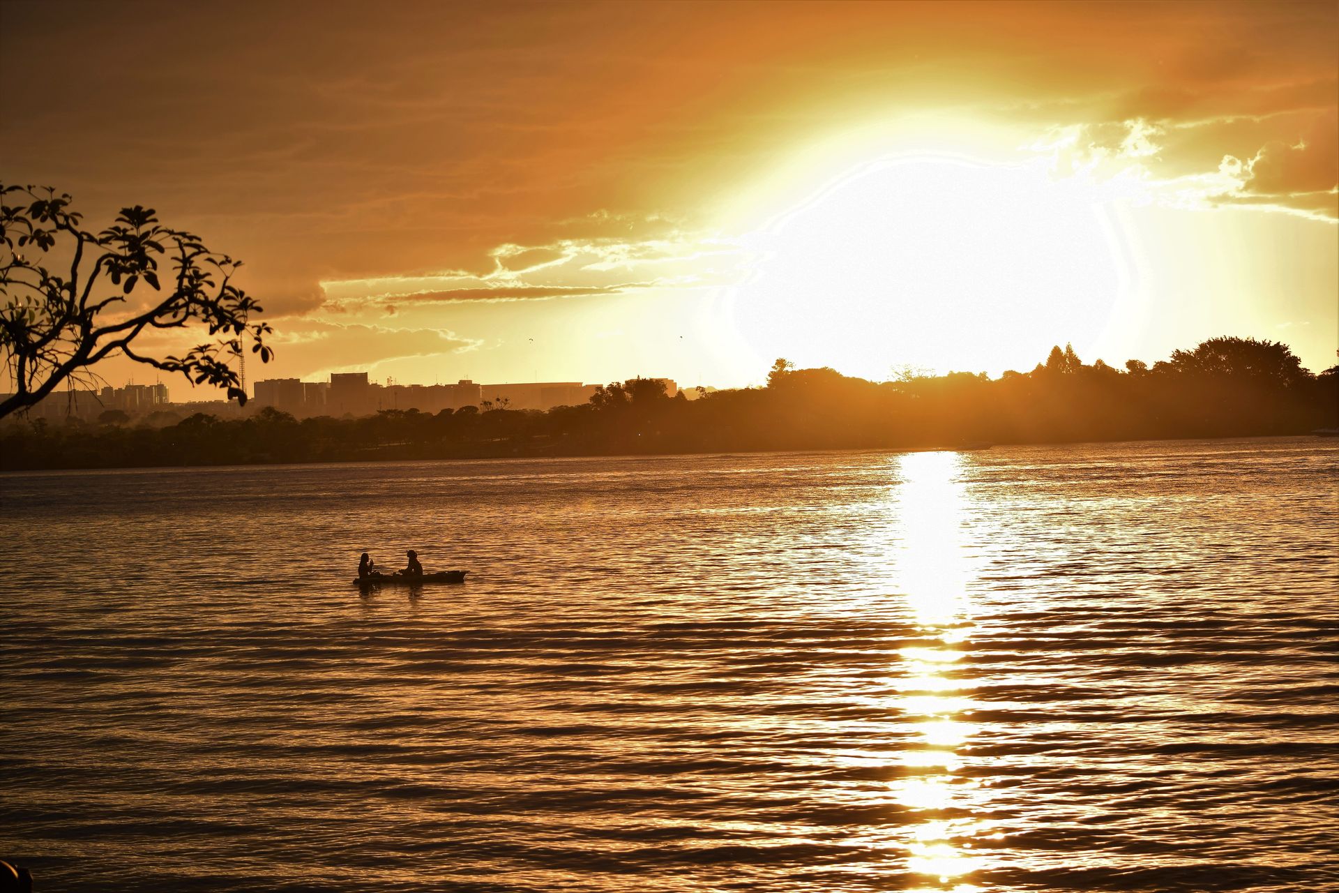 Pôr do sol refletido nas águas do Lago Paranoá