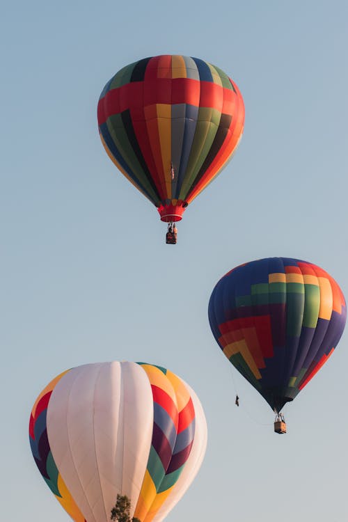 Бесплатное стоковое фото с вертикальный выстрел, горячие воздушные шары, плавающий