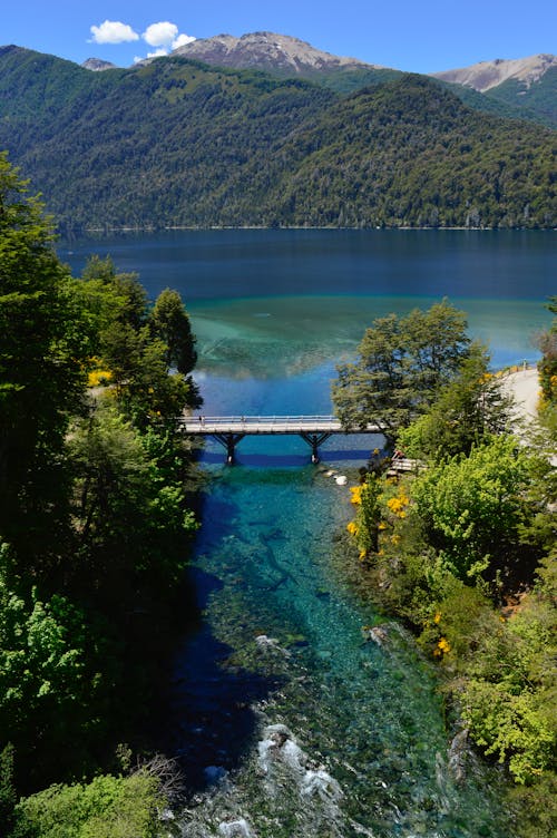 Kostenloses Stock Foto zu berge, blauer himmel, blaues wasser