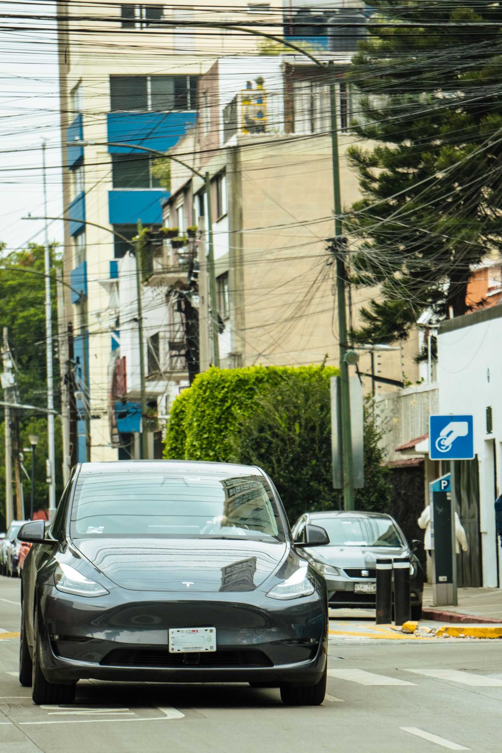 Elektrikli araç nedir ve nasıl çalışır rehberi için şehir yolunda elektrikli otomobil