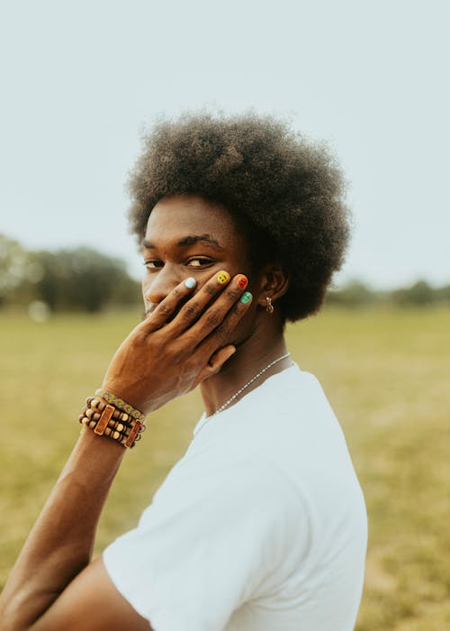 Gratis stockfoto met armbanden, gekruld haar, hand op de wang