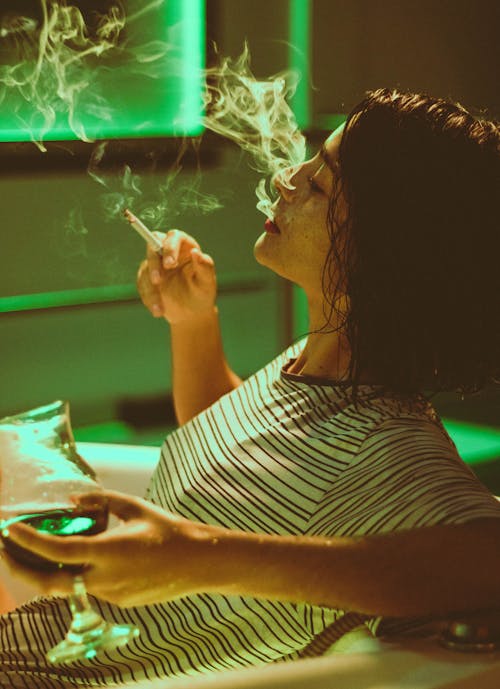 Bezpłatne Kobieta Palenia Papierosów Zdjęcie z galerii