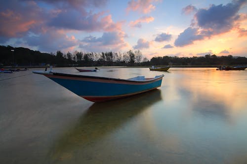 Kostenlos Blaues Boot Auf Dem Wasser Stock-Foto
