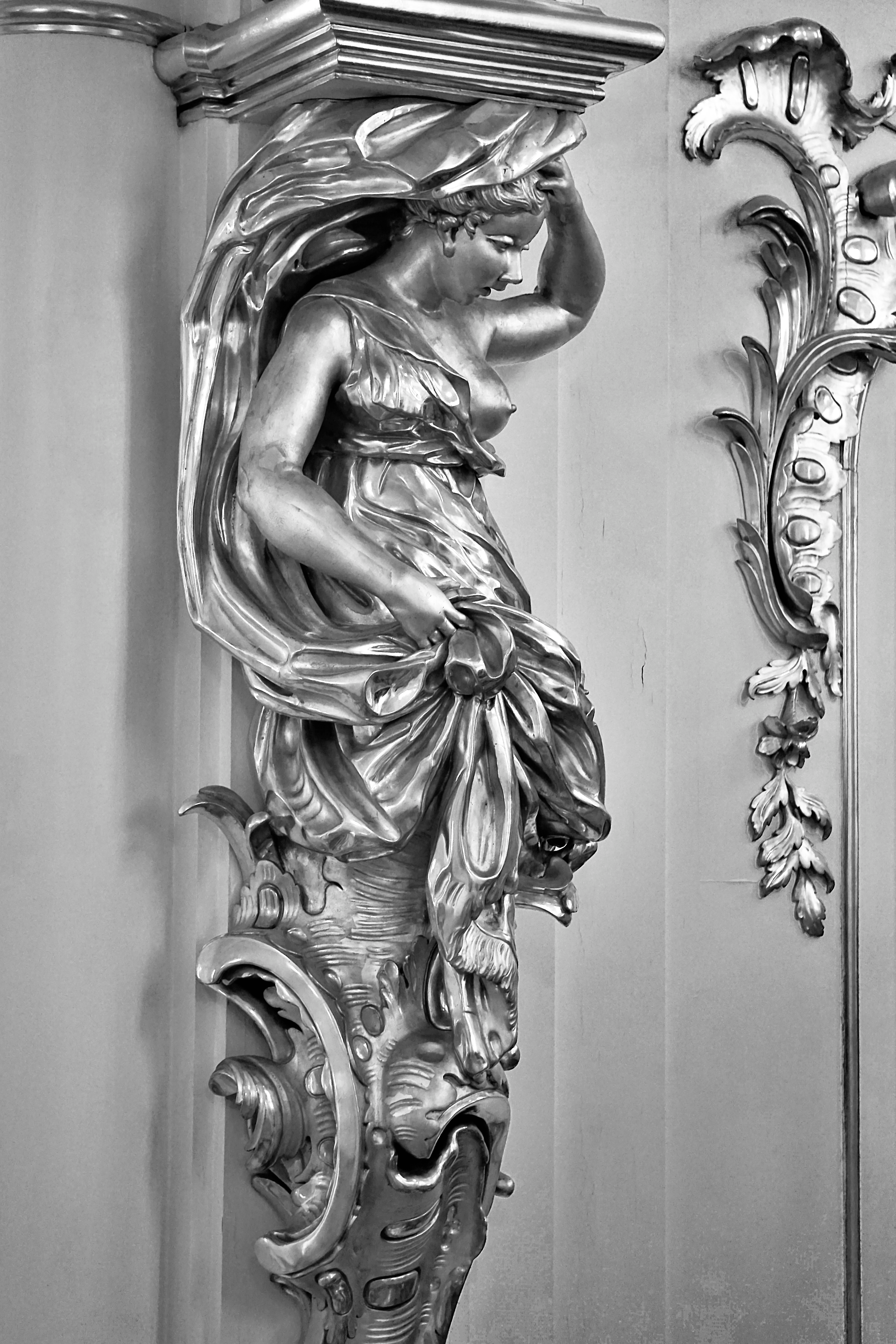 Grayscale Photo of a Statue · Free Stock Photo
