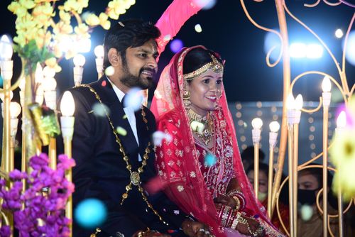 Free A vibrant Indian couple celebrating their wedding, richly dressed in traditional attire. Stock Photo