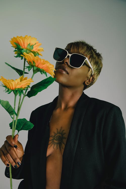 Gratis stockfoto met Afro-Amerikaanse vrouw, bloemen, elegant