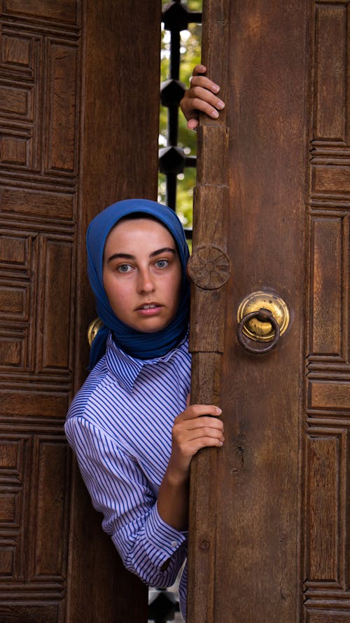 Fotobanka s bezplatnými fotkami na tému drevené dvere, kľučka dverí, modrý hidžáb