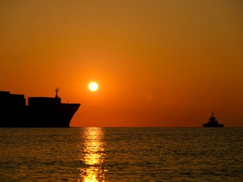 Foto profissional grátis de crepúsculo, embarcações, mar