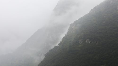 Foto profissional grátis de enevoado, meio ambiente, montanha