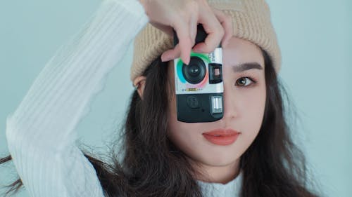 Asyalı kadın, bere, film kamerası içeren Ücretsiz stok fotoğraf