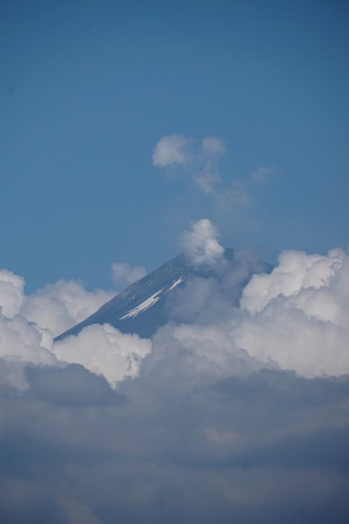 Fotos de stock gratuitas de cielo, cima de montaña, sobre las nubes