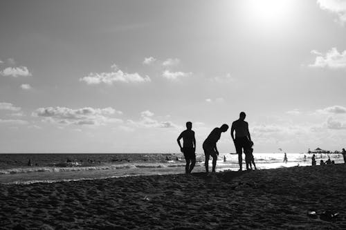 gri tonlama, insanlar, plaj içeren Ücretsiz stok fotoğraf