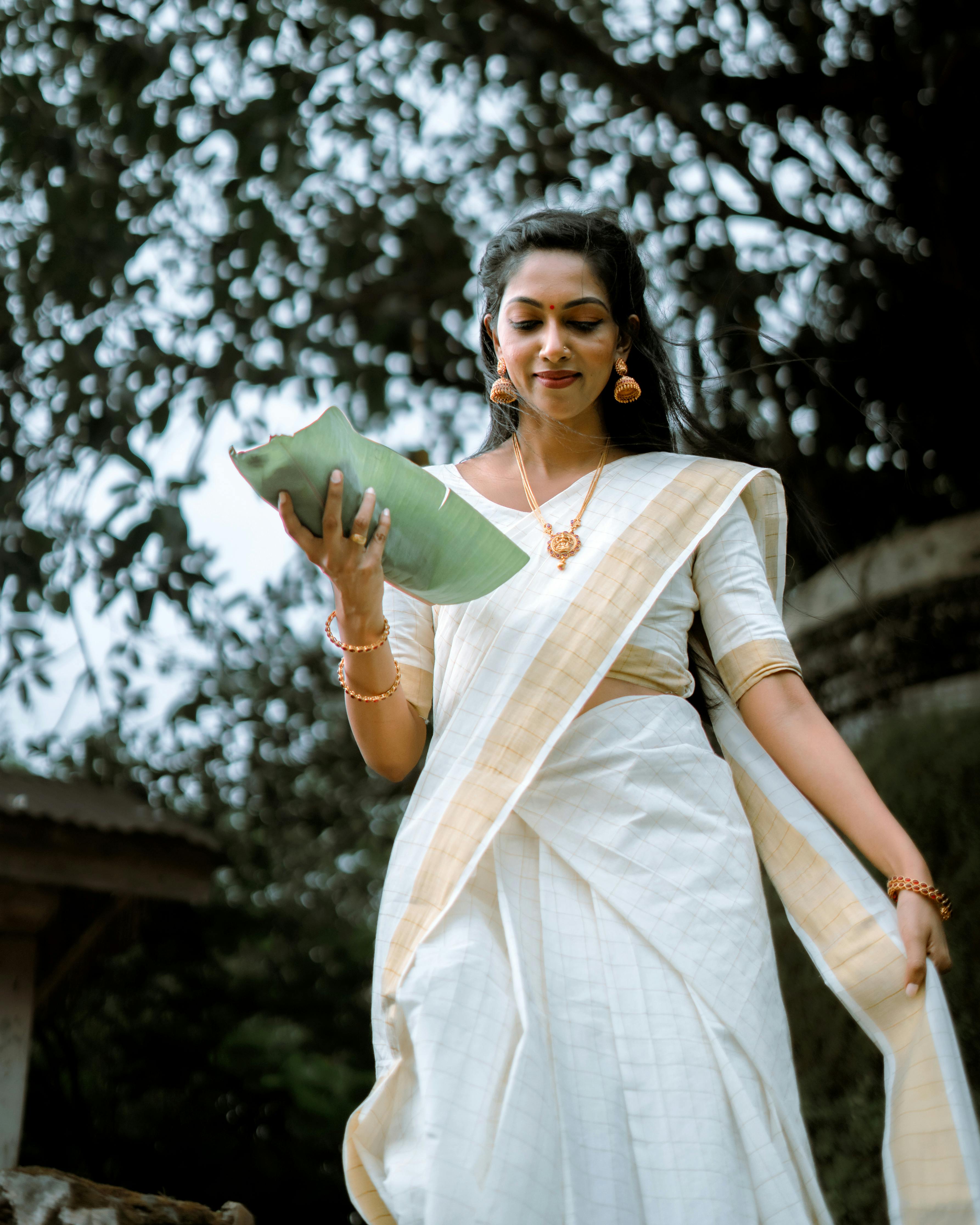 Rithu Manthra looks ethereal in a Kerala saree​ | Times of India
