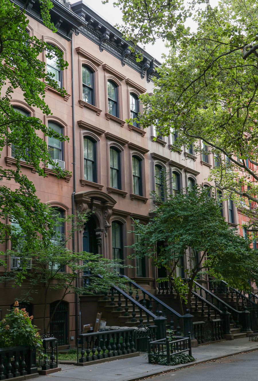 Brownstone entrance protected by integrated home automation and security