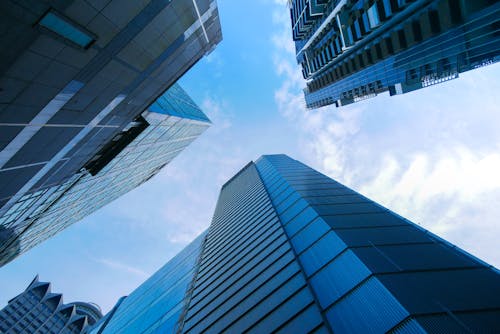 Kostenloses Stock Foto zu aufnahme von unten, außen, blauer himmel