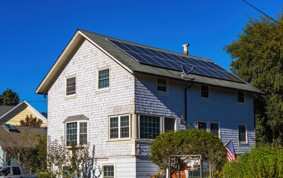 Wohnhaus mit Photovoltaikanlage auf dem Dach