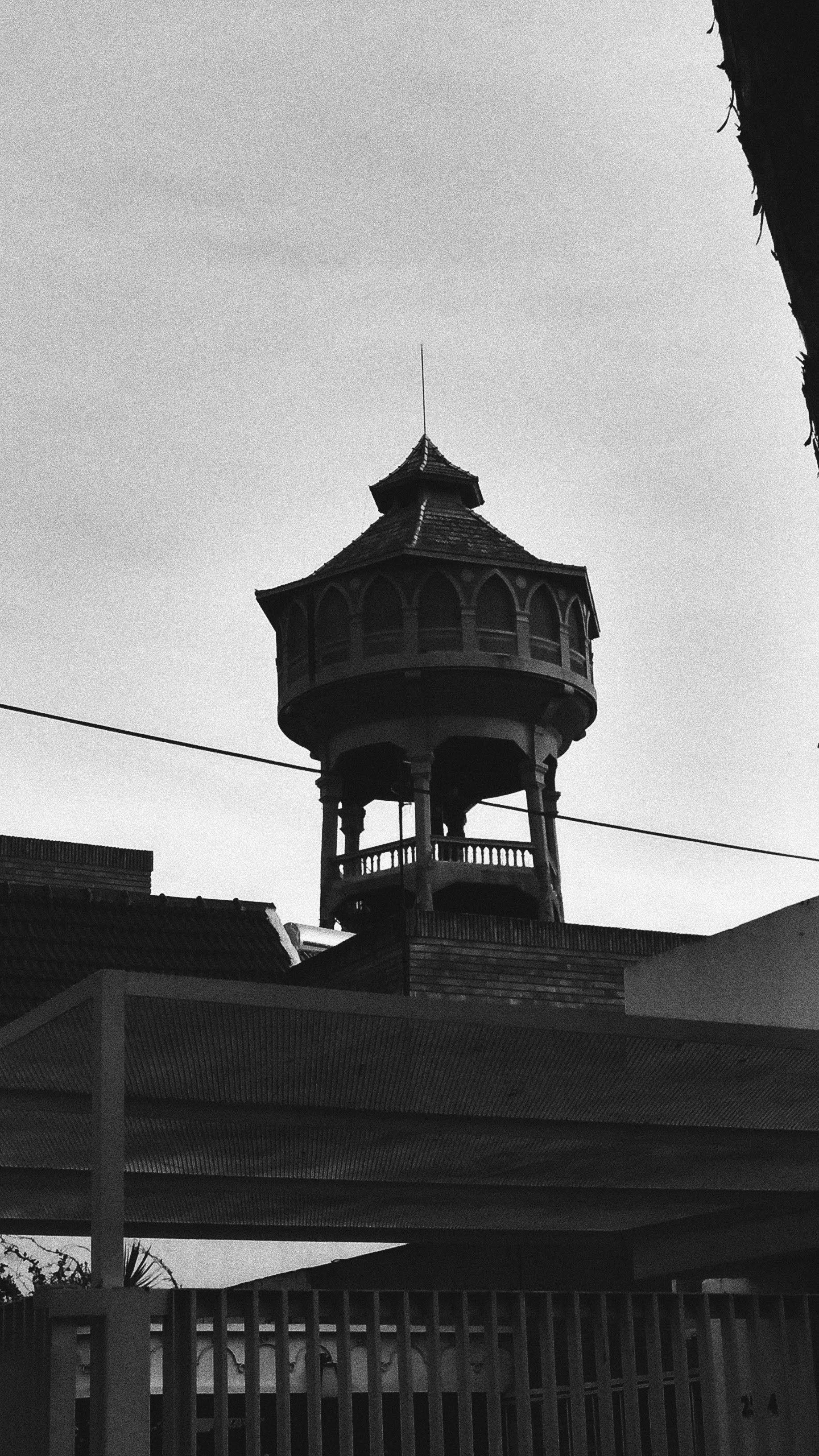 Black-and-white photo of a historic tower in Córdoba, Argentina, featuring architectural details.