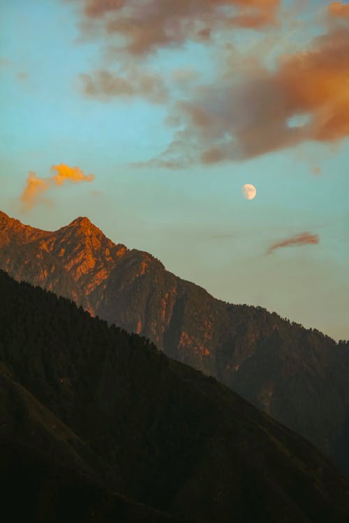 Бесплатное стоковое фото с вертикальный выстрел, горы, живописный
