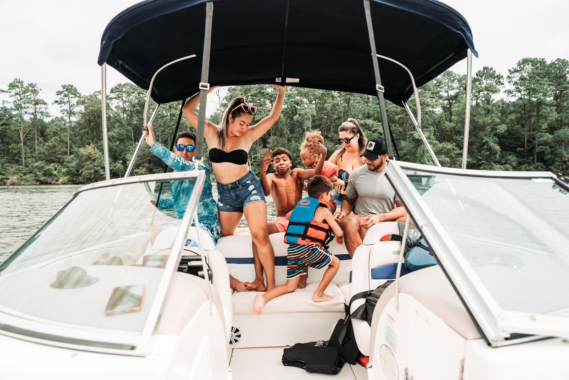People on White Boat · Free Stock Photo