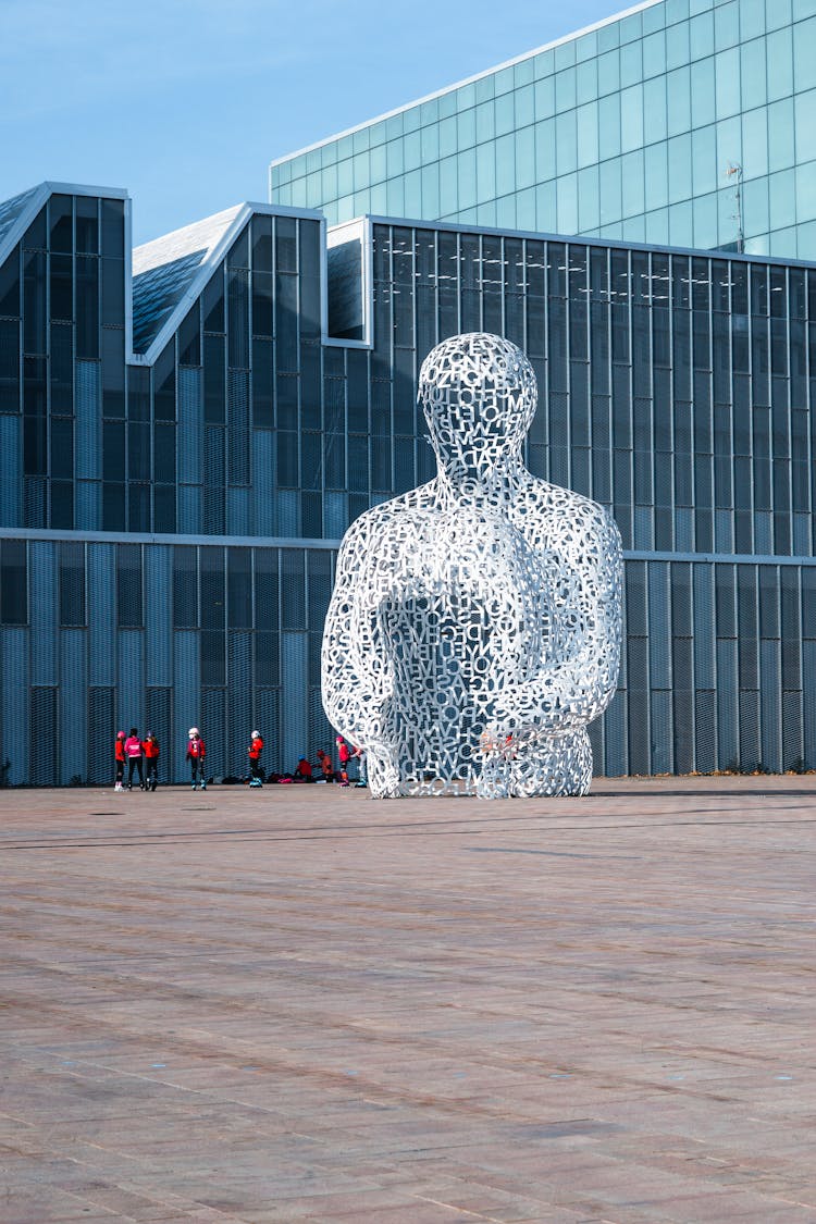 El Alma Del Ebro Sculpture In Zaragoza, Spain 