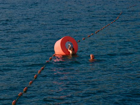 The Essential Gear Showdown: Sportneer Compass vs. Sametop Floaty Handle for Your Next Adventure