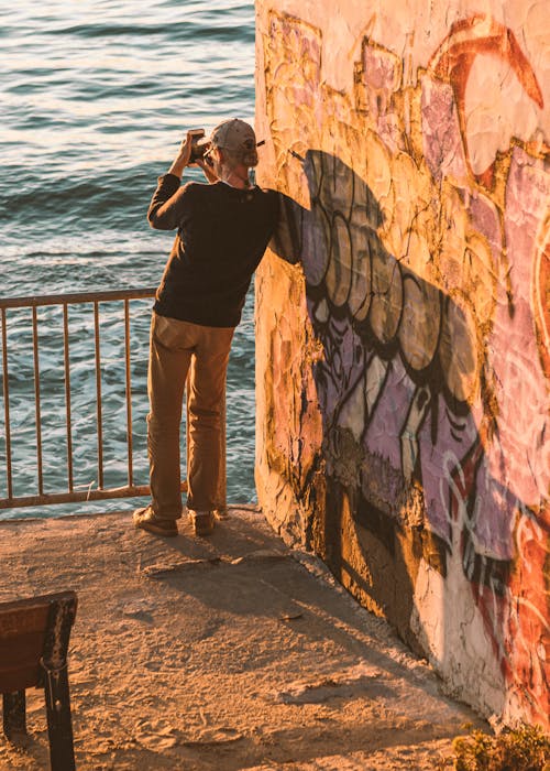 Gratis lagerfoto af graffiti, læne, lodret skud