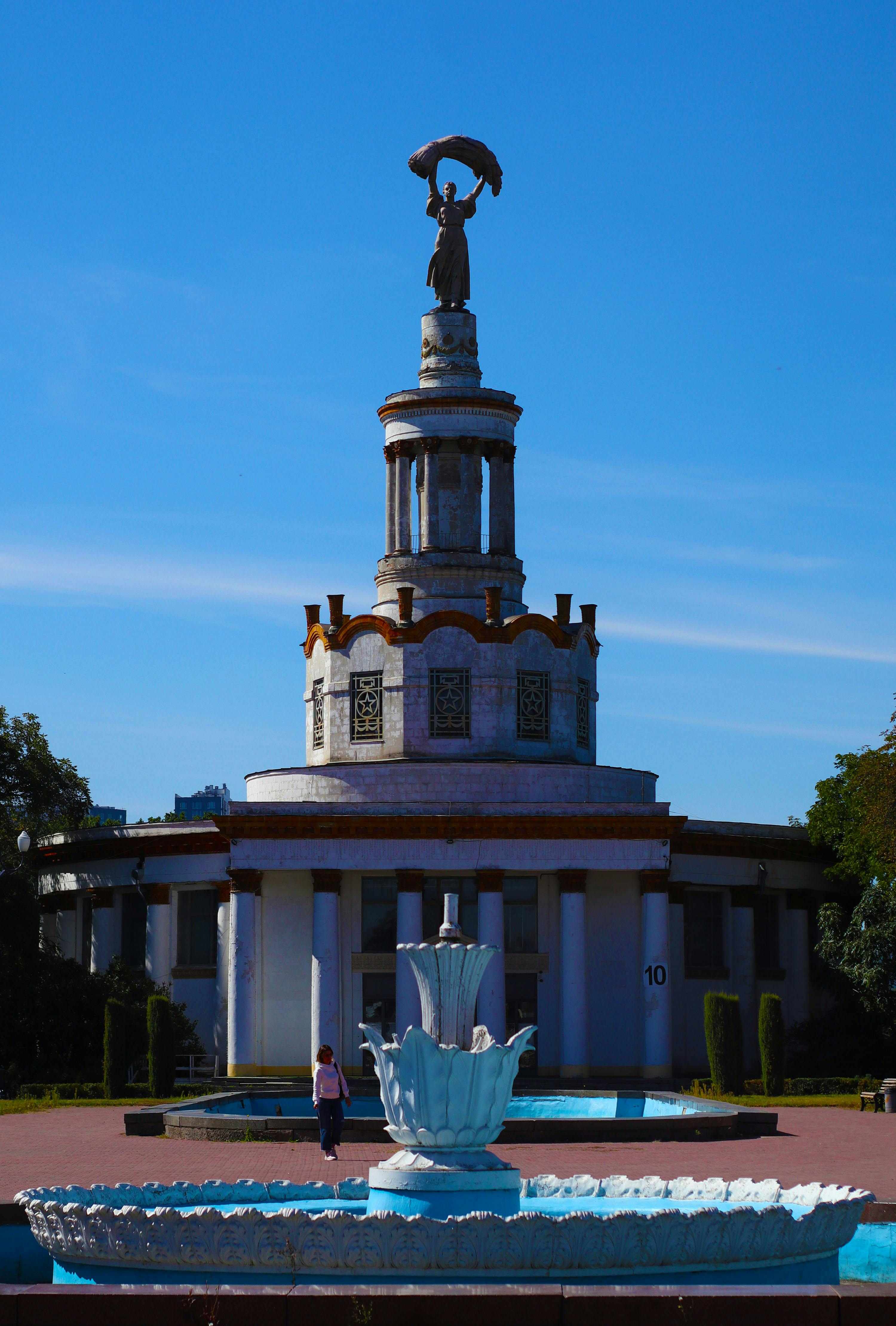 Free Brown and White Concrete Building Under Blue Sky Stock Photo